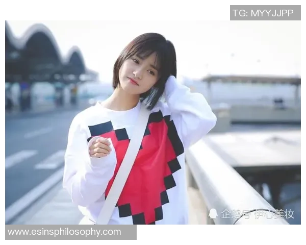 足球明星阿迪达斯卫衣时尚潮流解析与穿搭技巧分享